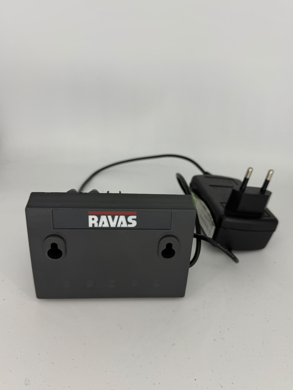 Ravas Ladegerät für Li-ion Akku